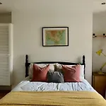 Berachah - Garden Apartment With Hot Tub Sleeps 6