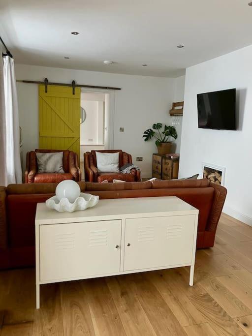 Berachah - Garden With Hot Tub Sleeps 6