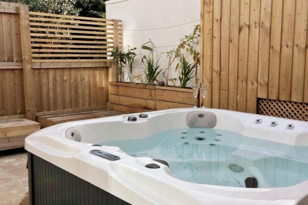 Berachah - Garden With Hot Tub Sleeps 6 Holiday home Torquay